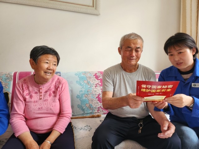 内蒙古电力公司乌海千里山供电公司党支部、工会、团支部（青工委）：开展“蒙电爱心光明行”保密宣传活动.jpg
