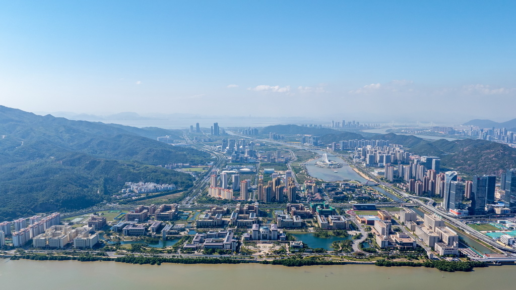 12月4日，澳门大学横琴校区和横琴一带的景色（无人机照片）。