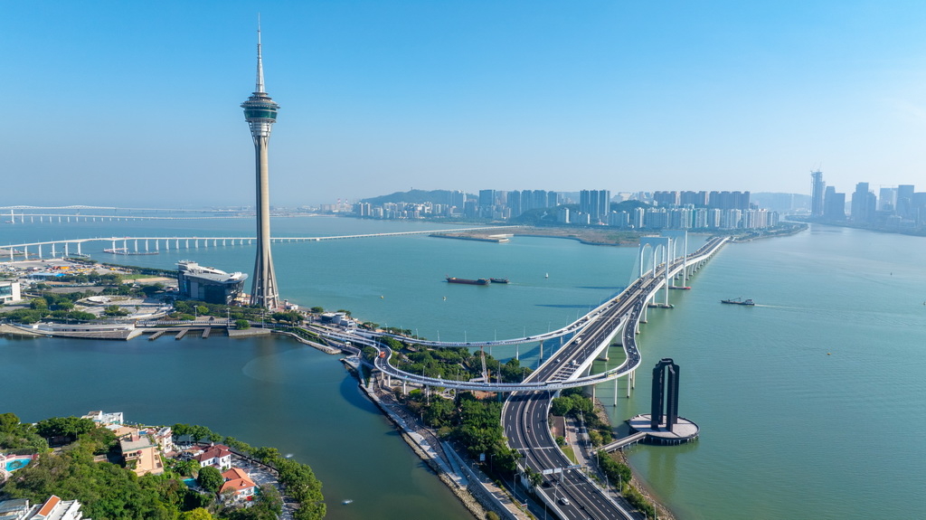 12月11日，澳门旅游塔、西湾大桥一带的景色（无人机照片）。