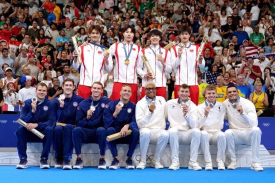 这是2024年8月4日，冠军中国队（上）、亚军美国队（下左）、季军法国队在巴黎奥运会游泳项目男子4x100米混合泳接力决赛颁奖仪式上合影。新华社记者 杜宇 摄