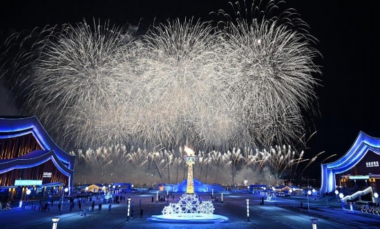   这是2024年2月17日，第十四届全国冬季运动会主火炬在开幕式上被点燃。新华社记者 连振 摄