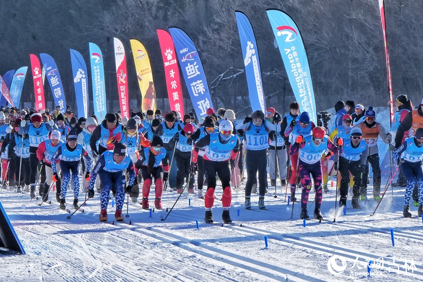 大众6公里组别吸引了大批滑雪爱好者参与。人民网记者 李洋摄
