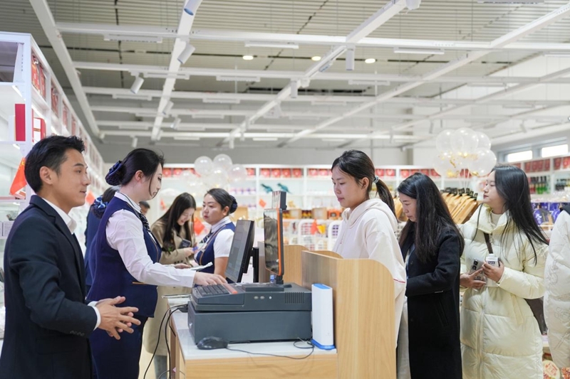 中欧班列进口商品店。中国铁路西安局供图