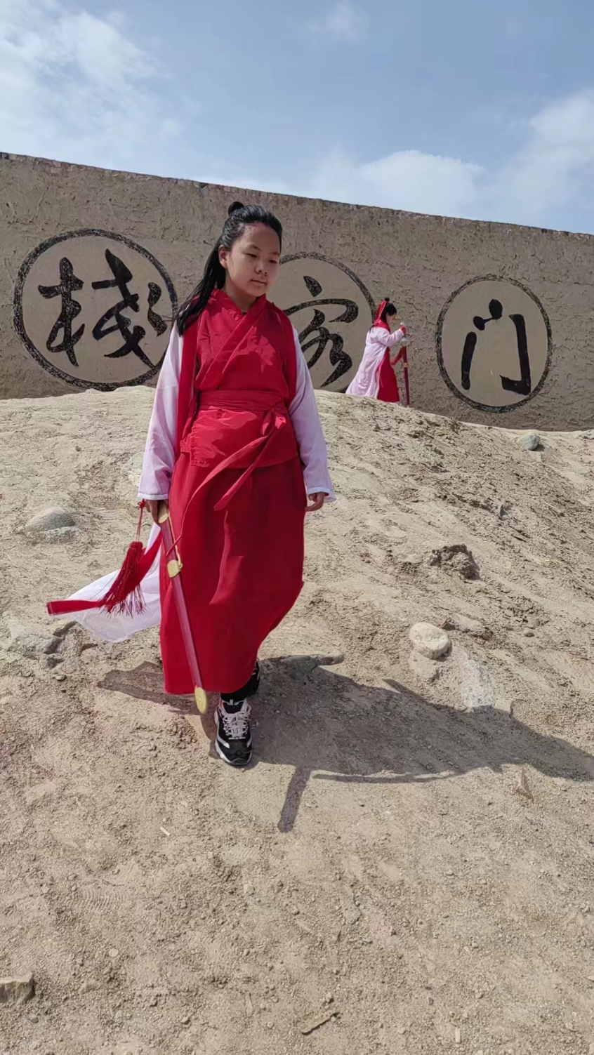 王若曦2个人照.png
