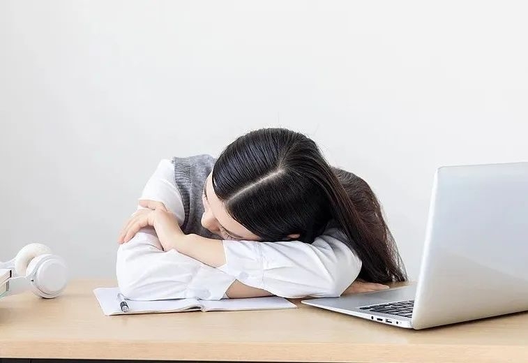 东方美女趴在沙发上睡觉图片素材