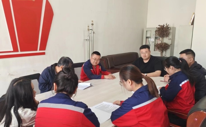 党建指导员深入企业进行政策指导。（来源：海南区产业园综合服务中心）