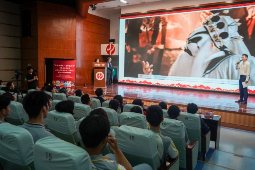 天津站现场，思政老师正在结合京剧电影进行讲解。主办方供图