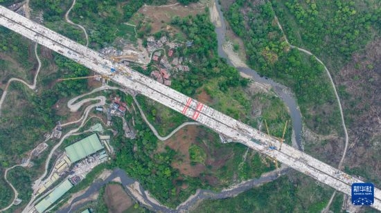 这是顺利实现合龙的纳晴高速六枝特大桥（5月15日摄，无人机照片）。新华社记者 陶亮 摄