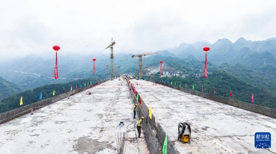 5月15日，工人在纳晴高速六枝特大桥上进行施工（无人机照片）。新华社记者 陶亮 摄