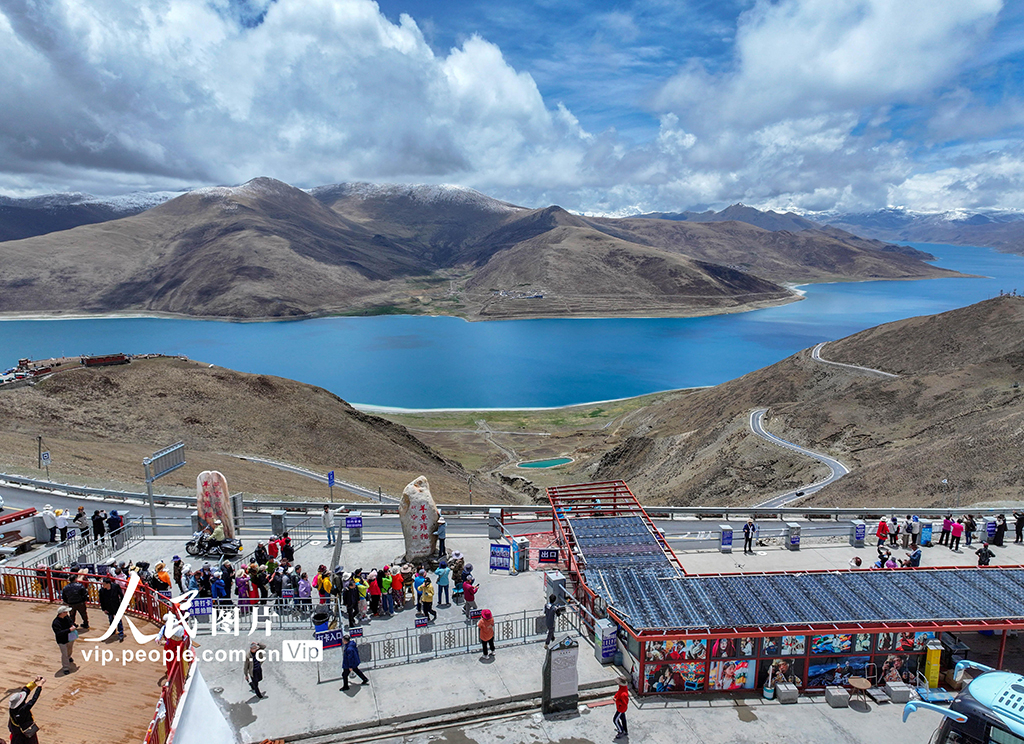 西藏山南：羊卓雍措美景如画