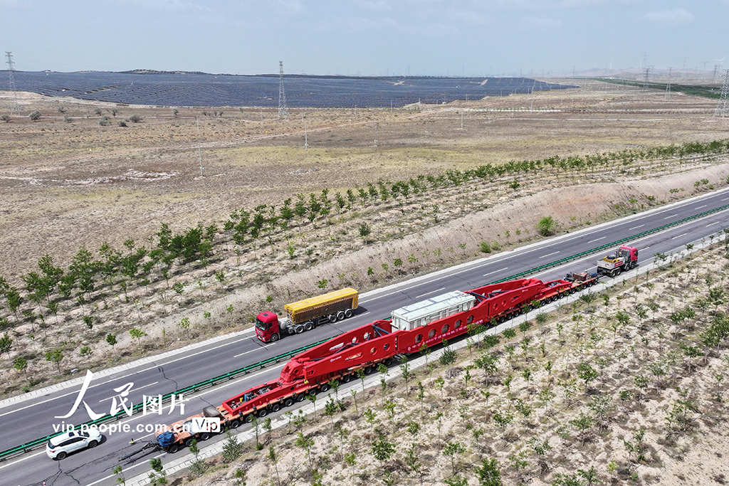 宁夏中卫：“巨无霸”变压器运抵中宁换流站