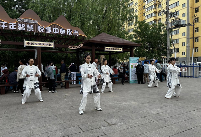 八段锦展示。张琦摄