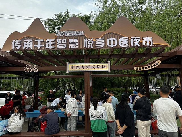 海勃湾区中医夜市现场。张琦摄