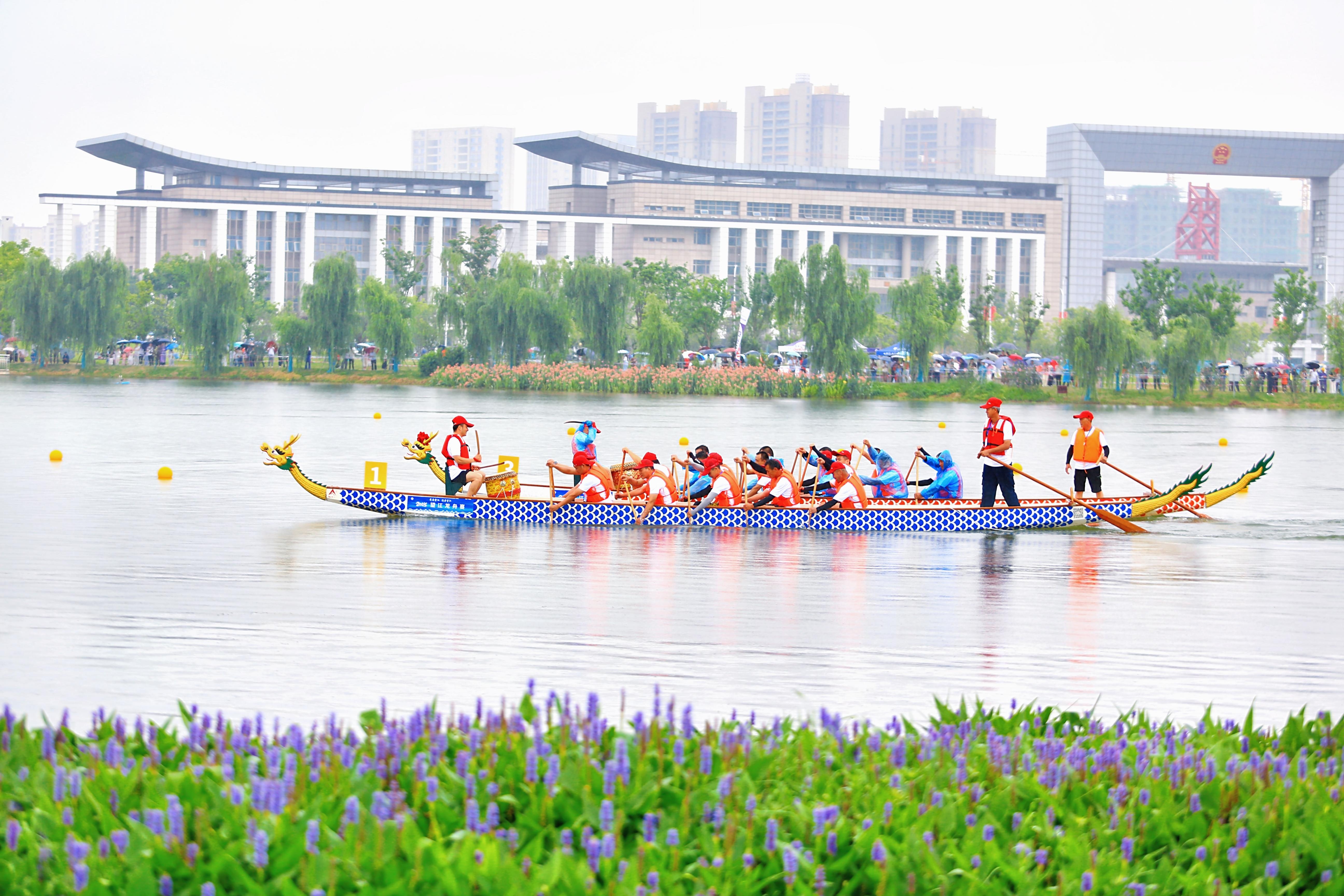端午节，安徽省望江龙舟赛在细雨中激情开赛。刘辉 摄
