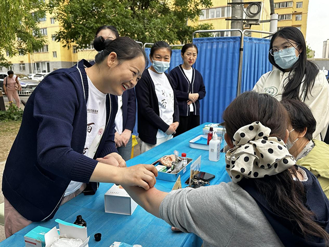 医生为市民诊疗。张琦摄