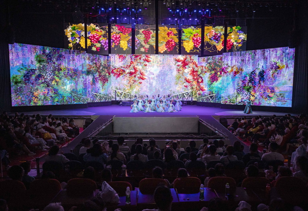 游客在“漫葡·看见贺兰”沉浸式演艺小镇内观看表演（2025年6月1日摄）。新华社记者 杨植森 摄