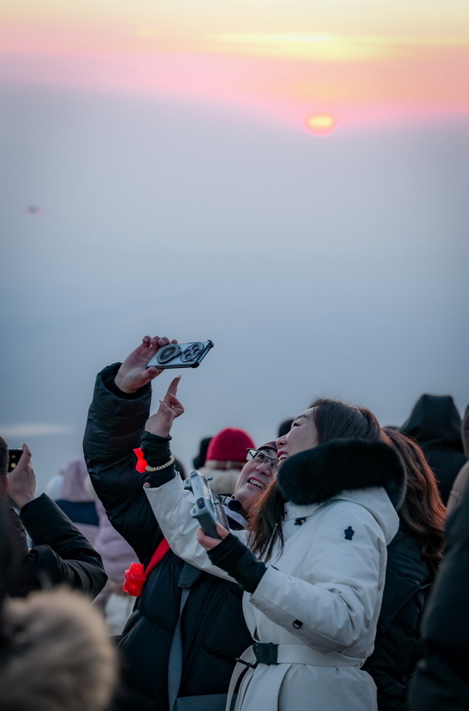 2025年的第一天，人们在宁夏银川市贺兰山滚钟口景区笔架峰附近迎接日出（2025年1月1日摄）。新华社记者 冯开华 摄
