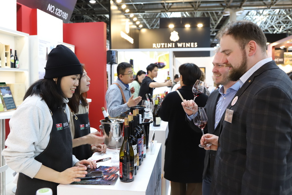 在德国杜塞尔多夫举行的2025年杜塞尔多夫葡萄酒与烈酒展上，参观者品尝中国宁夏产区的葡萄酒（2025年3月16日摄）。新华社记者 刘向 摄