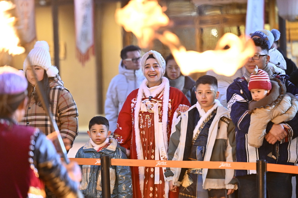 外国友人在“漫葡·看见贺兰”沉浸式演艺小镇内观看演出（2025年1月14日摄）。新华社记者 王鹏 摄