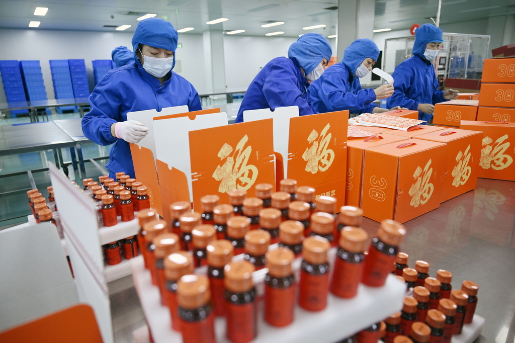 工作人员在位于银川市贺兰县的宁夏百瑞源枸杞包装车间打包枸杞产品（2025年2月7日摄）。新华社记者 王鹏 摄