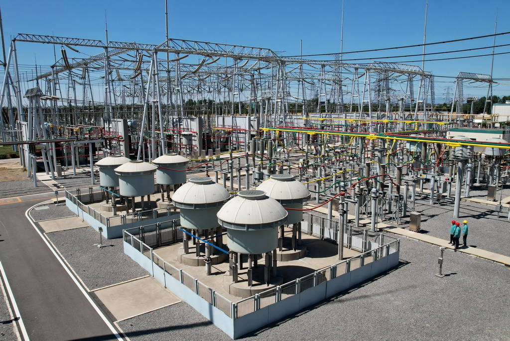 6月4日，国网河北省电力有限公司的工人在廉州500千伏超高压变电站内巡检（无人机照片）。