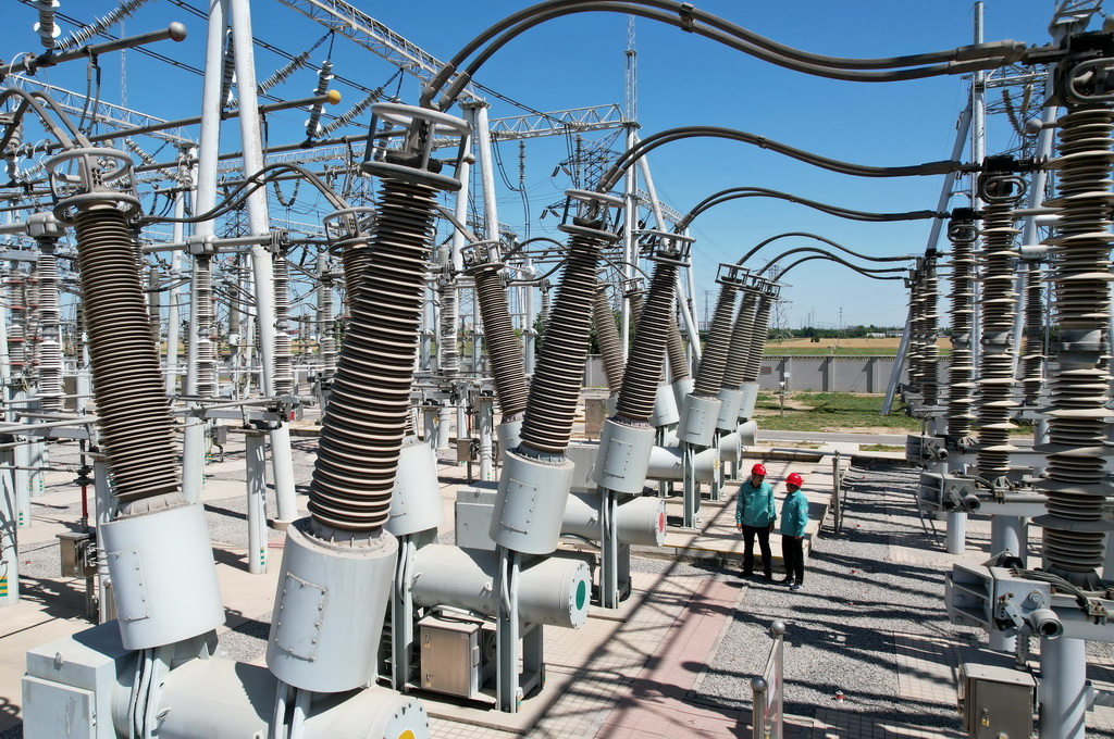 6月4日，国网河北省电力有限公司的工人在廉州500千伏超高压变电站内巡检（无人机照片）。