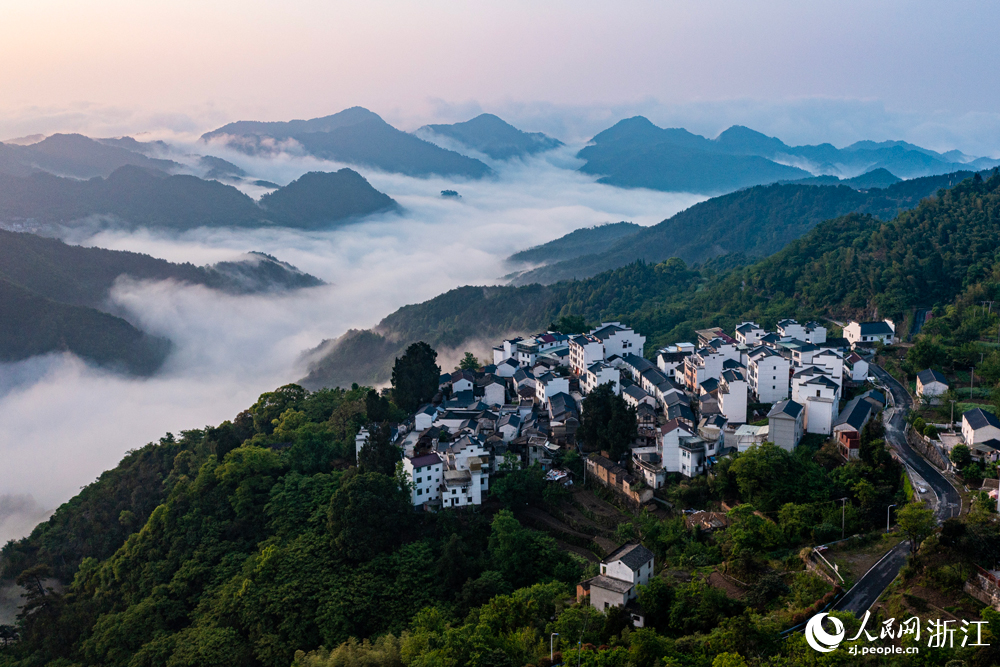 浙江省杭州市淳安县金峰乡百照村云雾缭绕、景美如画。人民网 章勇涛摄