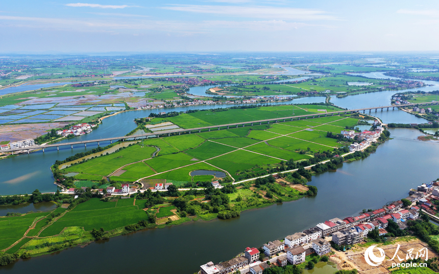 南昌县泾口乡，广袤的田野与村落、公路、河流共同构成一幅美丽的乡村画卷。人民网记者 毛思远摄