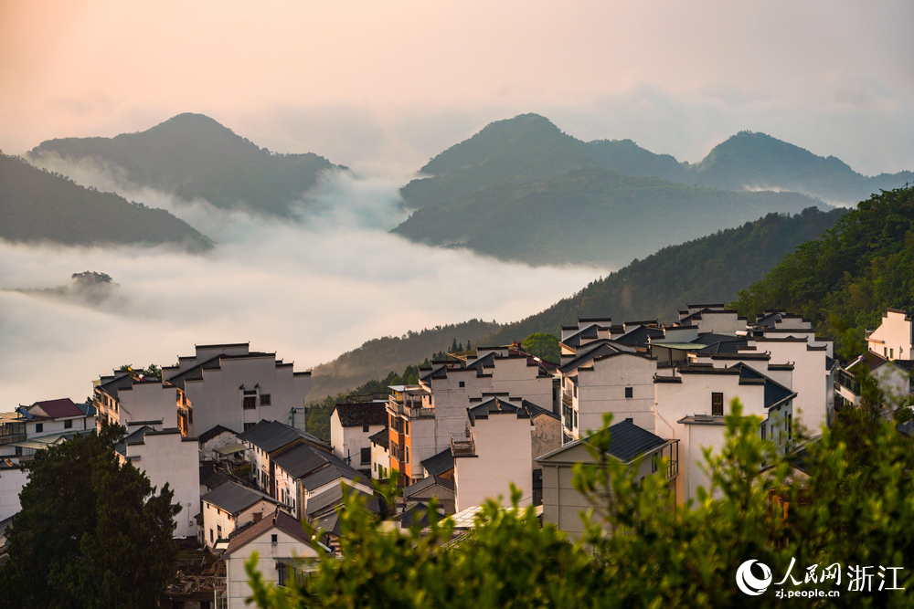 浙江省杭州市淳安县金峰乡百照村云雾缭绕、景美如画。人民网 章勇涛摄