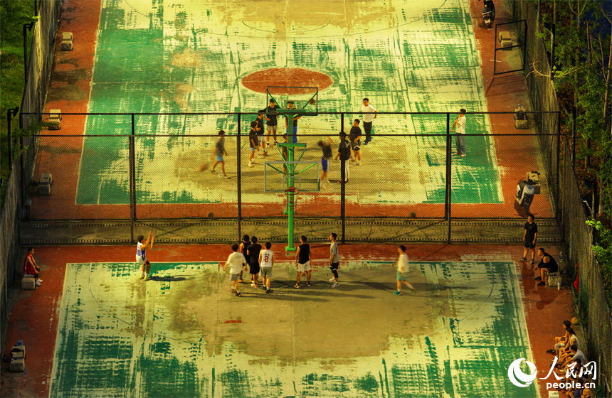 市民们在南昌市赣江畔的体育公园里打篮球。人民网记者 毛思远摄