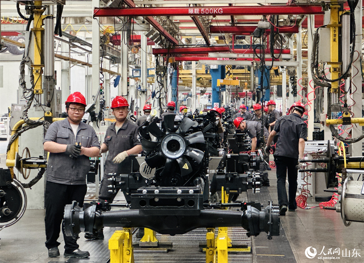 潍柴雷沃智慧农业科技股份有限公司拖拉机工厂总装车间，工人正在装配智能拖拉机。人民网 乔姝摄