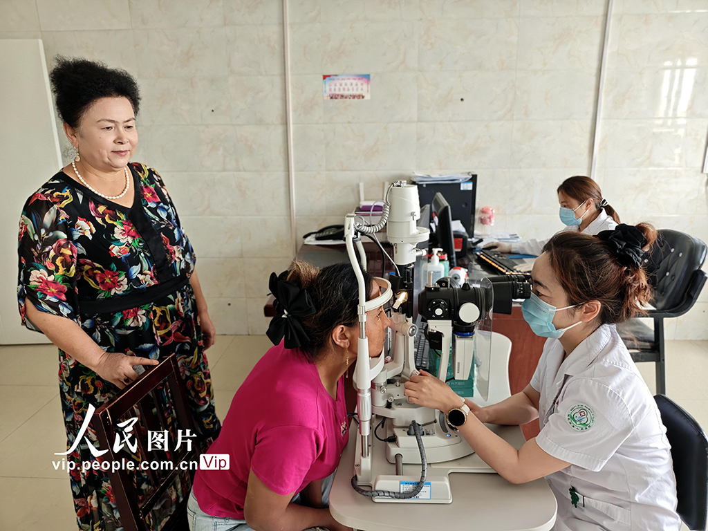 2025年6月4日，新疆阿克苏地区阿瓦提县阿瓦提镇花园社区活动室内，眼科医护人员为村民开展免费眼部健康筛查活动。包良廷摄（人民图片网）