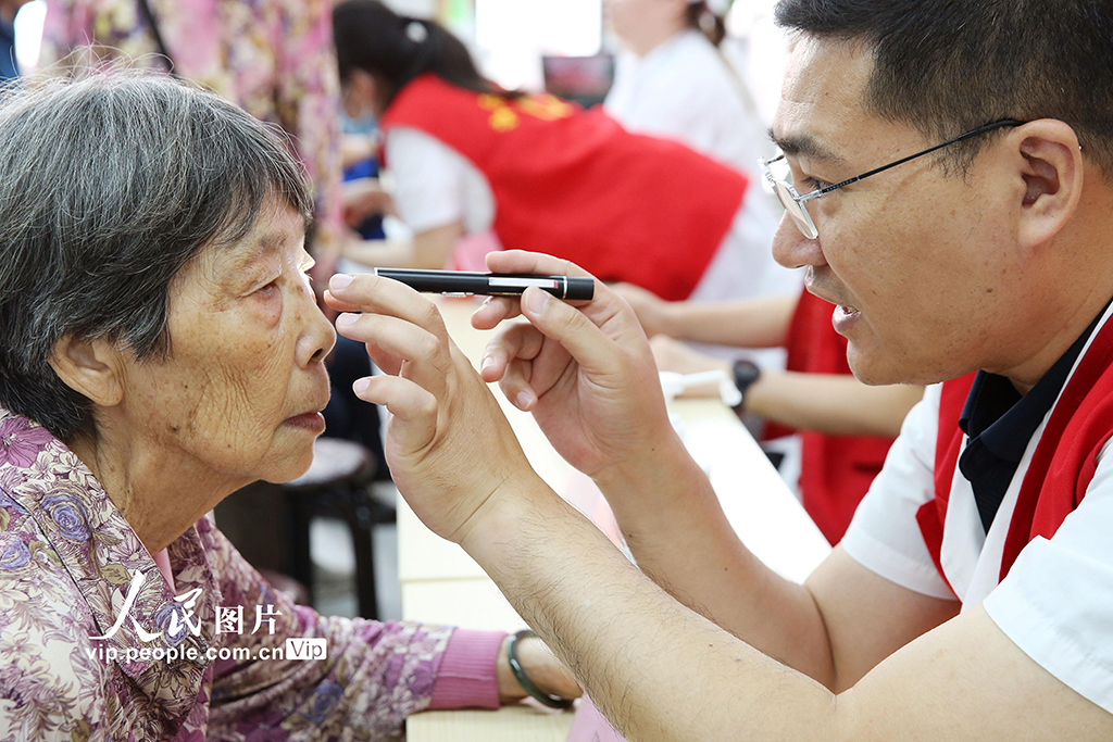 2025年6月5日，江苏省连云港市连云区墟沟街道西园社区在社区活动中心开展“全国爱眼日”主题宣传暨眼健康筛查活动。眼科医生为居民提供专业的眼健康筛查服务，并现场解答眼健康咨询。华南摄（人民图片网）