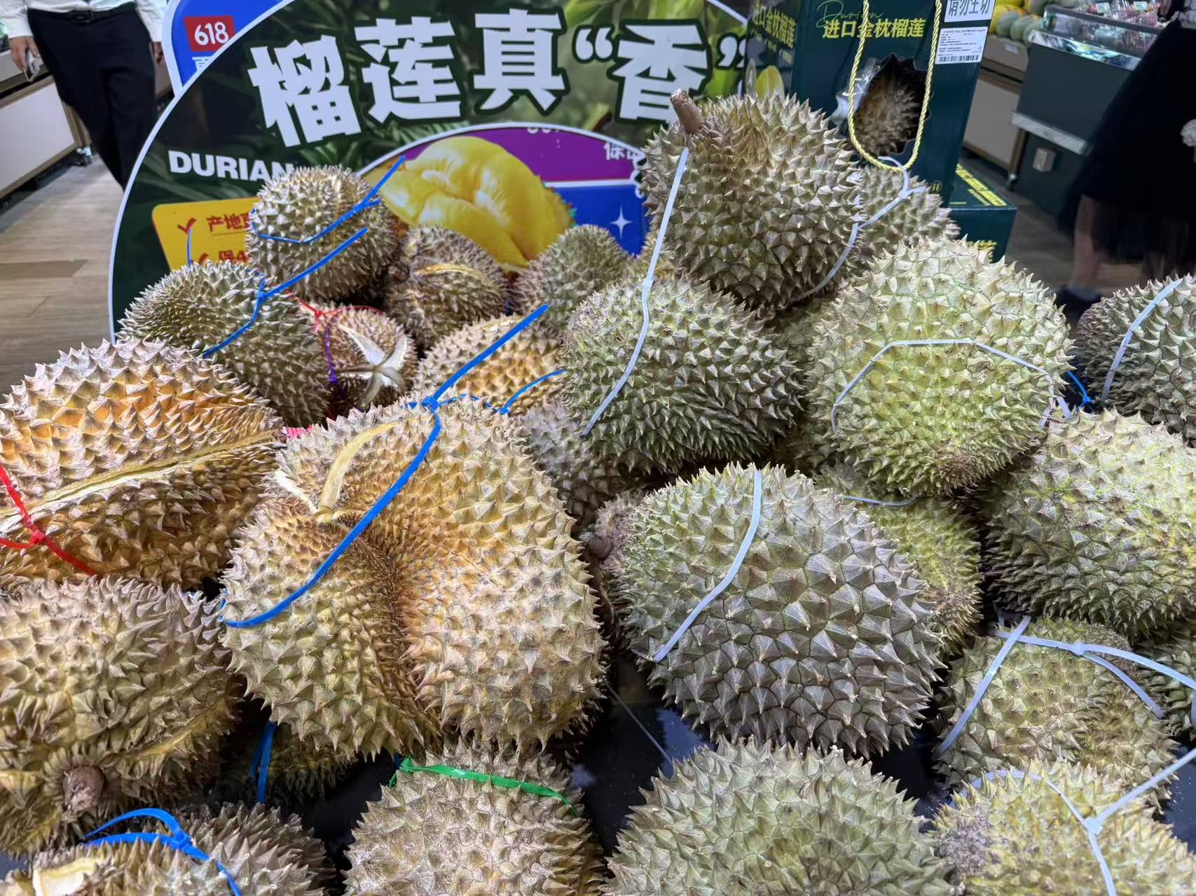 北京某连锁超市内售卖的榴莲。人民网记者 罗知之摄