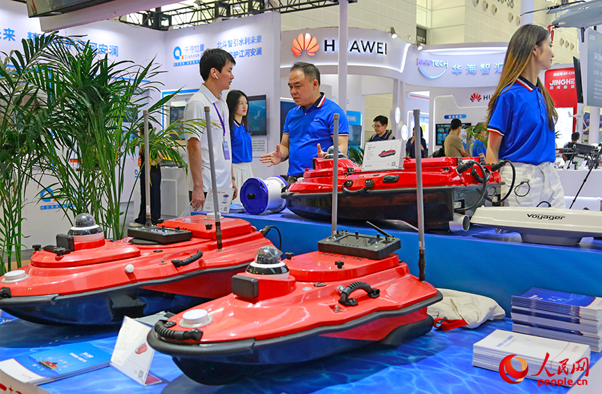 观众参观2025中国水博览会。人民网记者 崔新耀摄