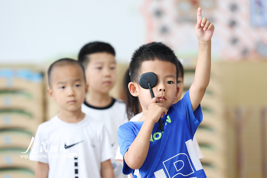 2025年6月5日，河北省石家庄市华北幼儿园的小朋友在老师组织下，有序接受视力筛查。梁子栋摄（人民图片网）