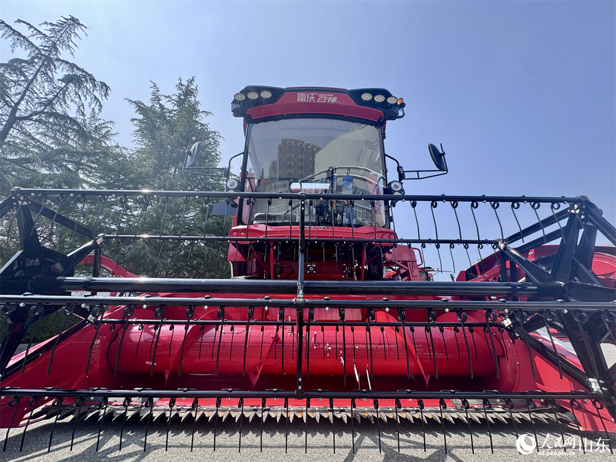潍柴雷沃大型多功能谷物联合收割机。人民网 郑昕桥摄
