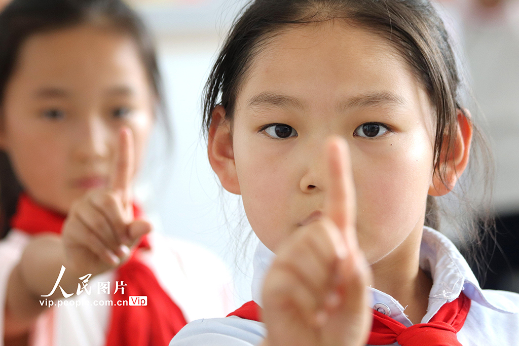 2025年6月5日，山东潍坊高密市昌安学校的孩子们在做“阳光亮眼操”。李海涛摄（人民图片网）