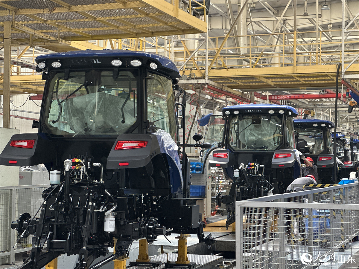 业科技股份有限公司拖拉机工厂总装车间，工人正在装配智能拖拉机。人民网 乔姝摄