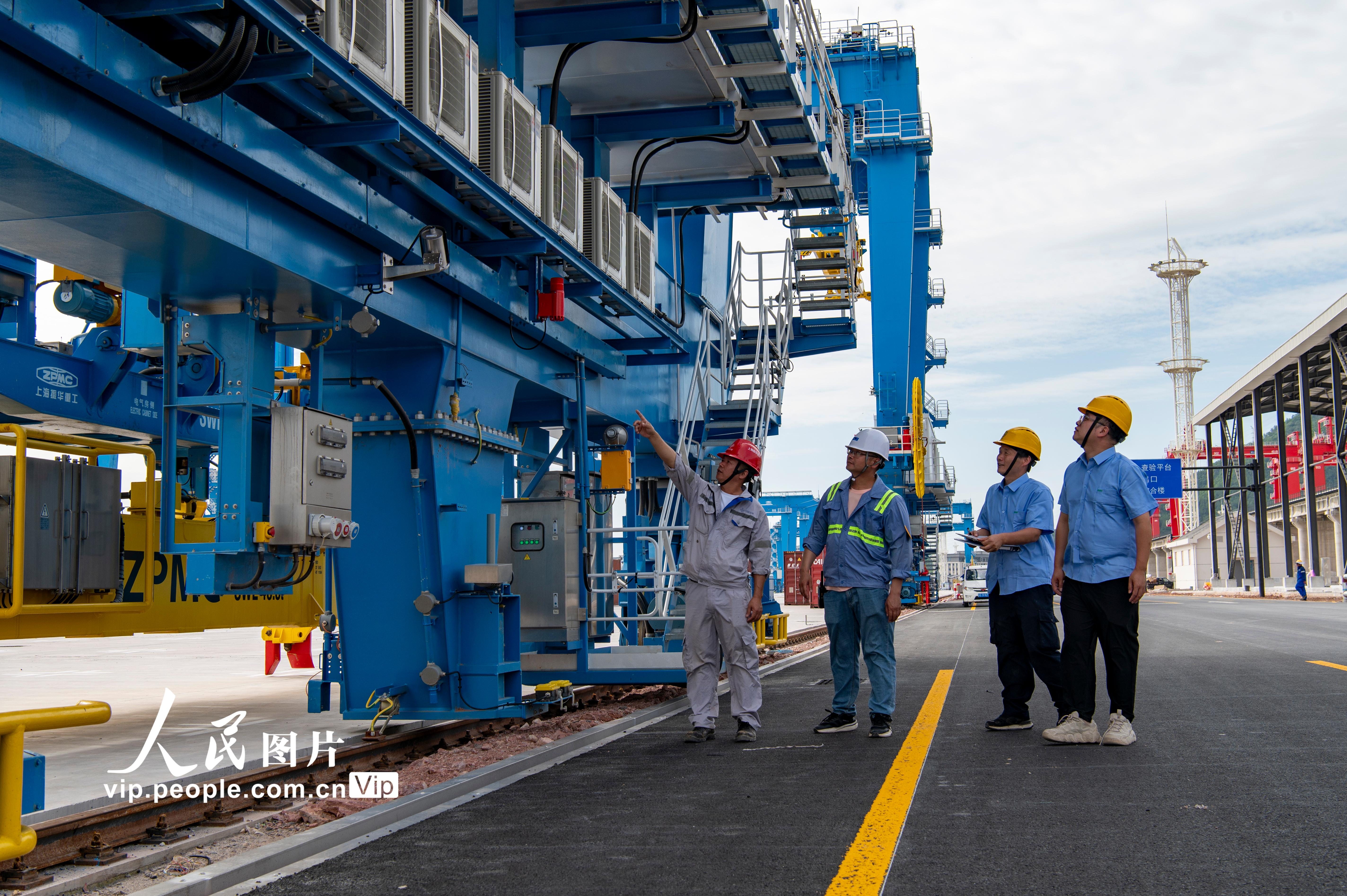 2025年6月5日，浙江省金华市义乌（苏溪）国际枢纽港建设现场，金华市特种设备检验检测院工作人员对轨道式集装箱门式起重机安装调试进行监督检验工作。