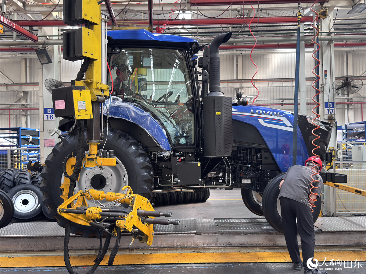 潍柴雷沃智慧农业科技股份有限公司拖拉机工厂总装车间，工人正在装配智能拖拉机。人民网 郑昕桥摄