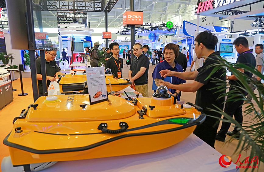 观众参观2025中国水博览会。人民网记者 崔新耀摄