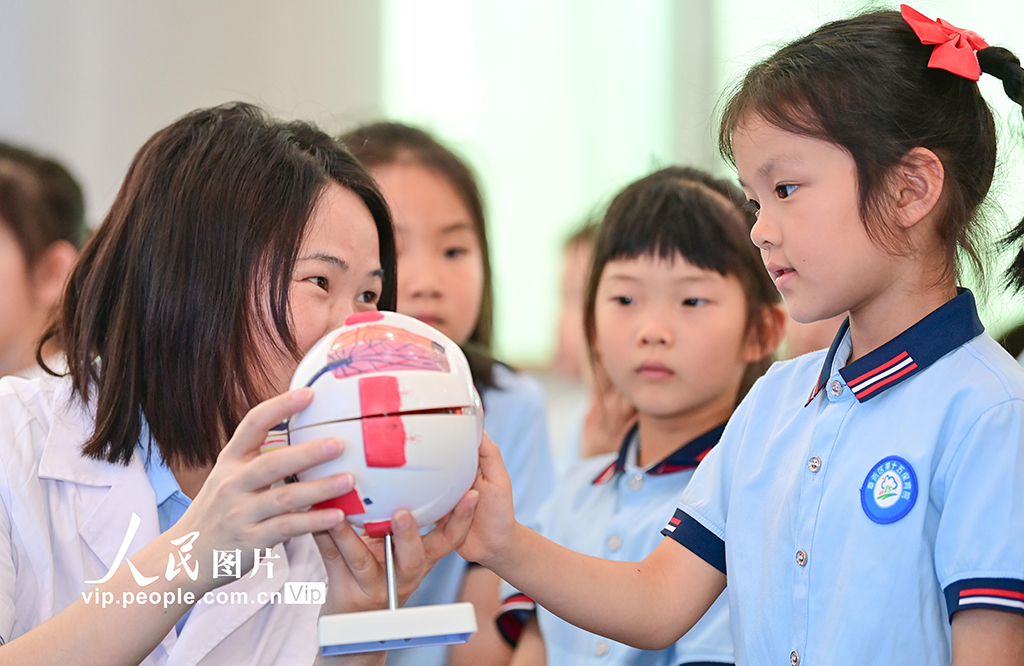 2025年6月5日，在江西省赣州市章贡区第十五保育院，医护人员向孩子们普及爱眼护眼知识。胡江涛摄（人民图片网）