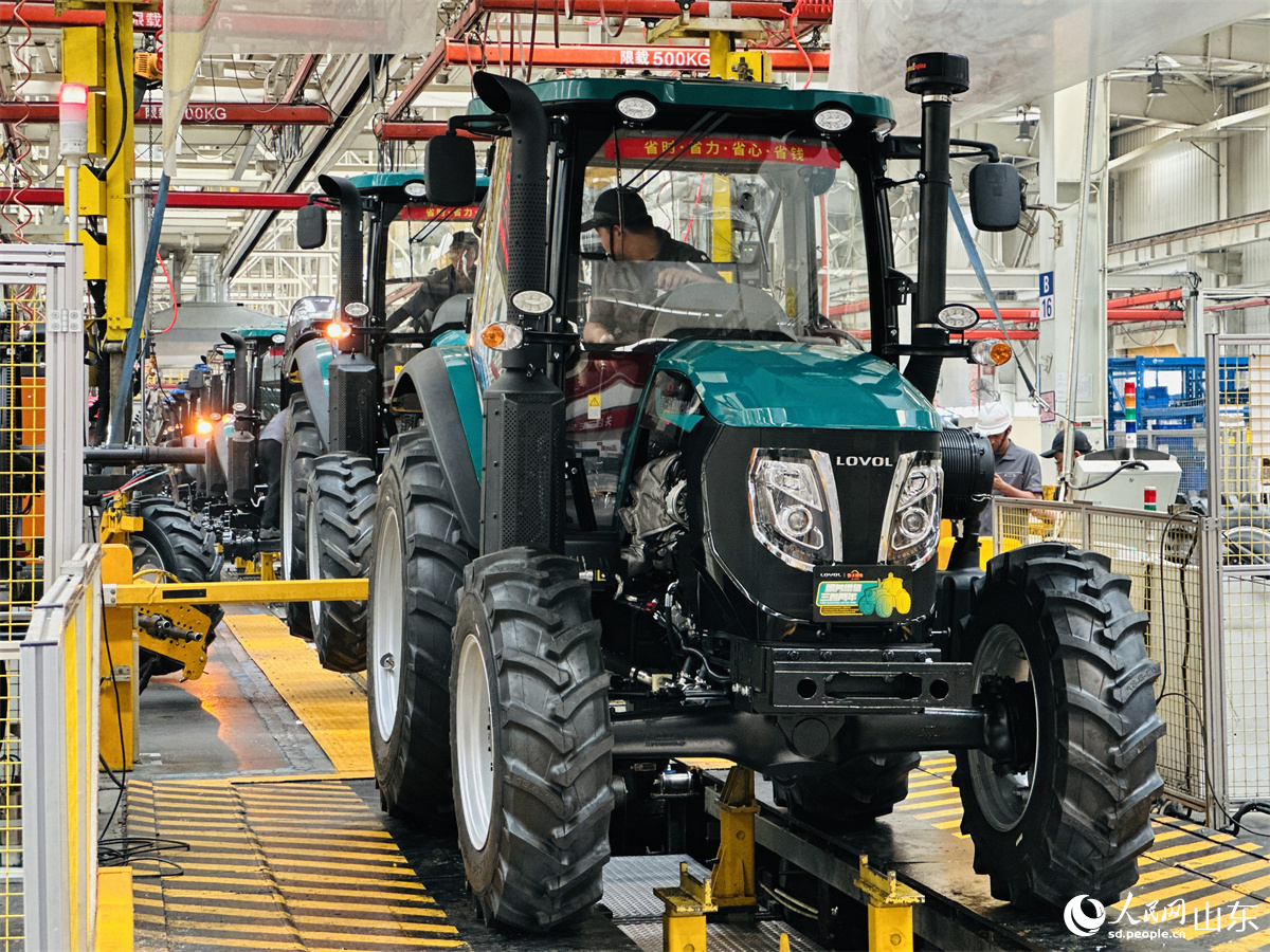 潍柴雷沃智慧农业科技股份有限公司拖拉机工厂总装车间，工人正在装配智能拖拉机。人民网 乔姝摄