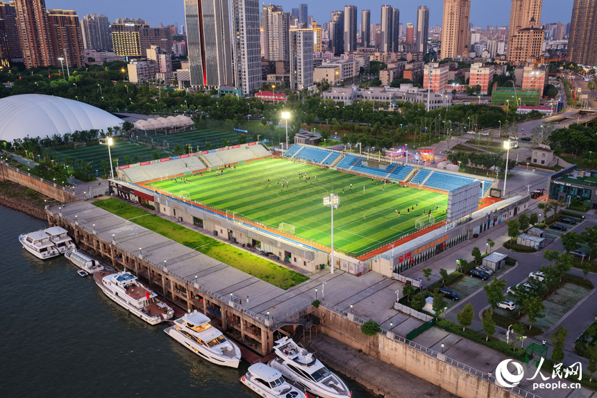 市民们在南昌市赣江畔的体育公园里踢足球。人民网记者 毛思远摄