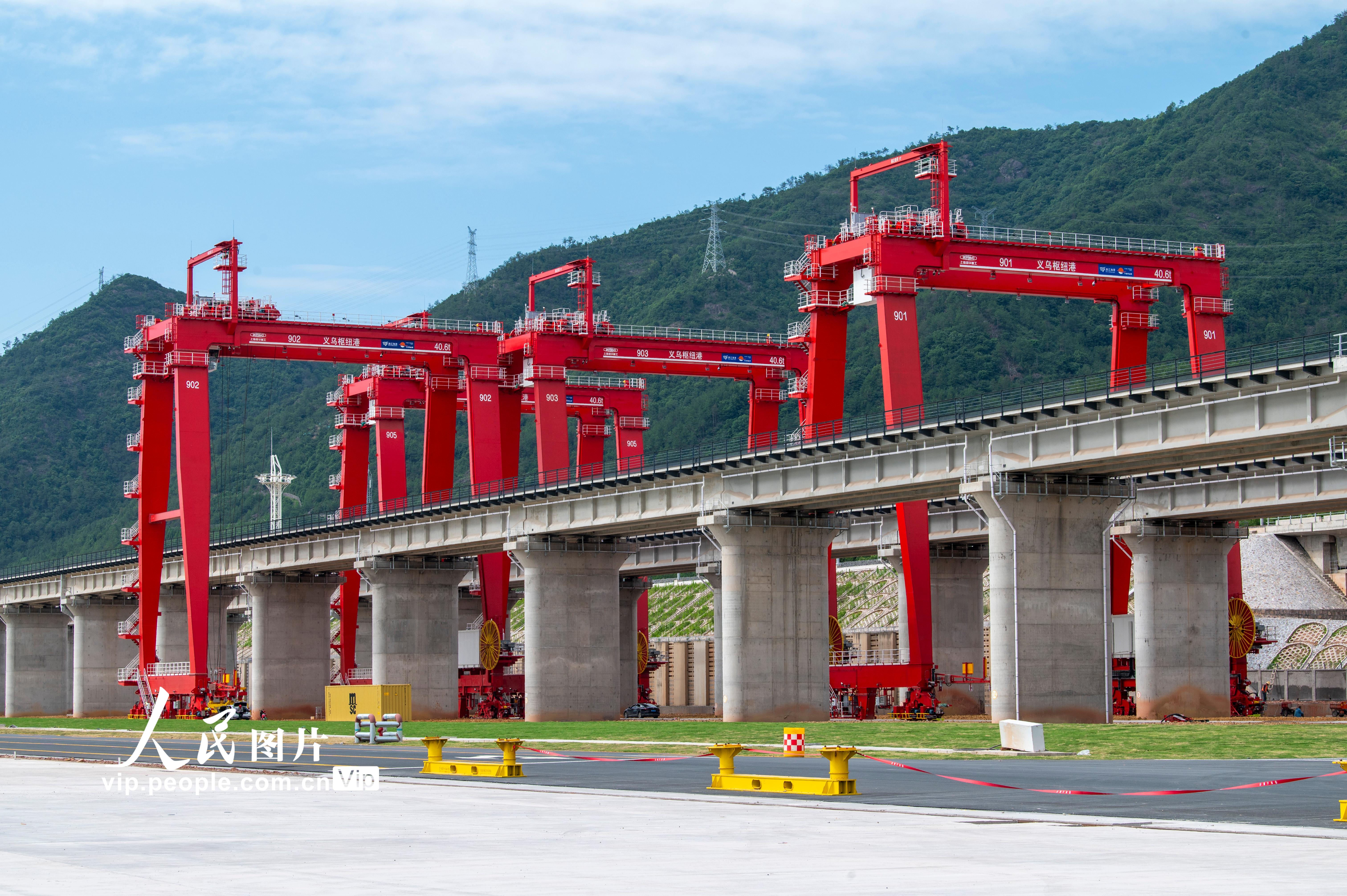 2025年6月5日，浙江省金华市义乌（苏溪）国际枢纽港建设现场，大型设备正在安装调试中。