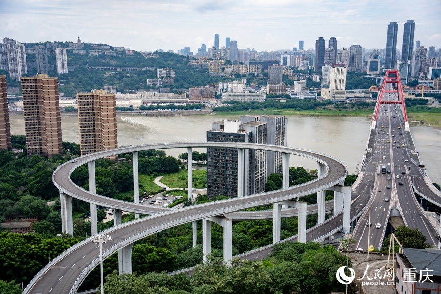 从铜元之光·天空岛远眺渝中半岛。人民网记者 许峥摄