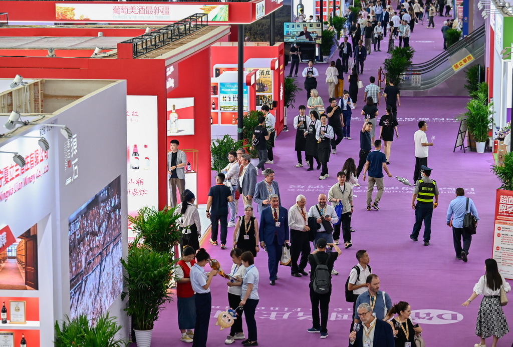这是博览会期间举行的国际葡萄酒名庄名酒展（6月9日摄）。新华社记者 王鹏 摄