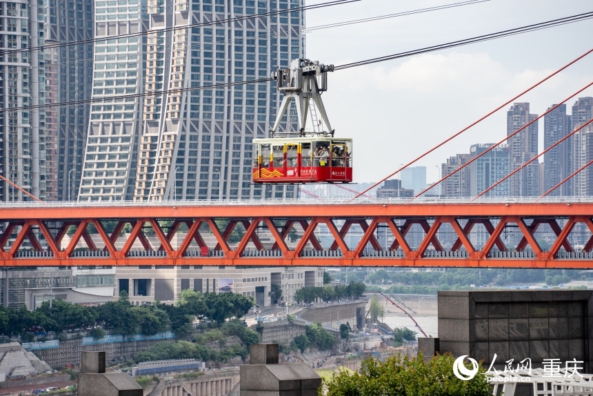 连接南岸区与渝中区的重庆长江索道。人民网记者 许峥摄