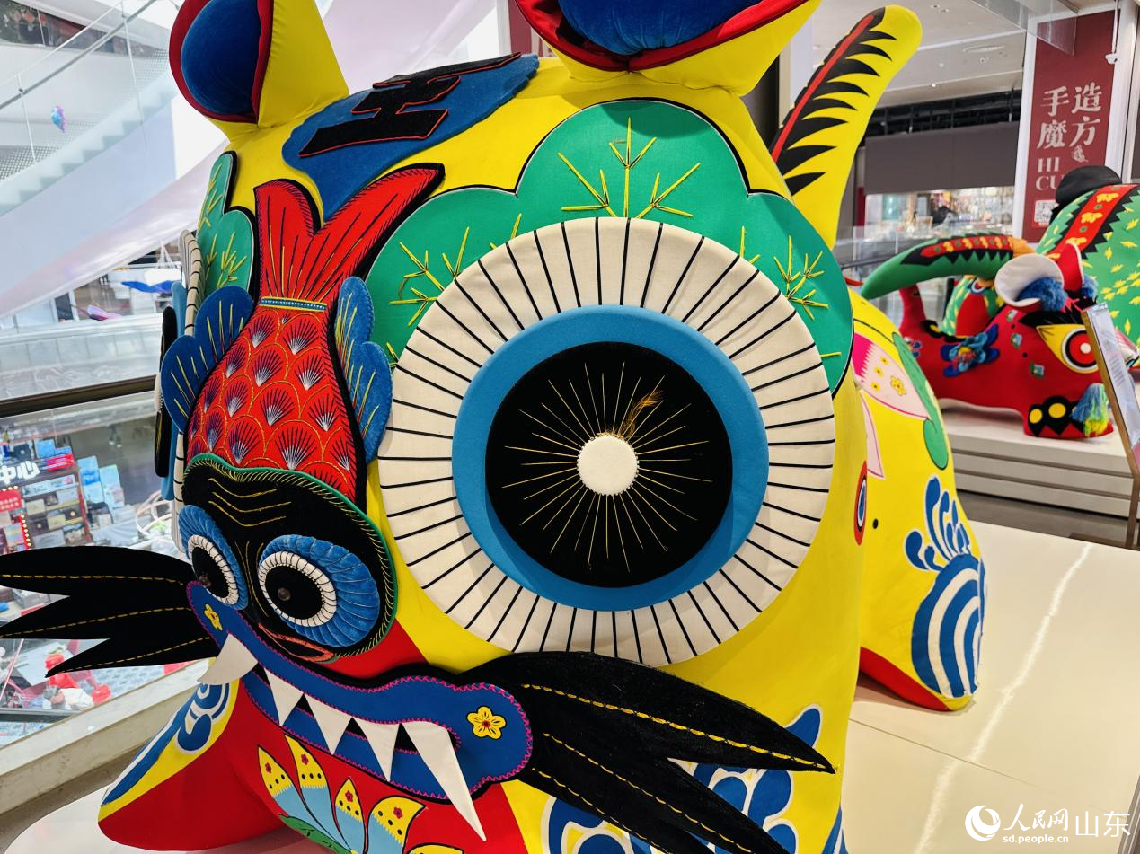 滨州布老虎手造体验处展示的巨型布老虎。人民网 郑昕桥摄